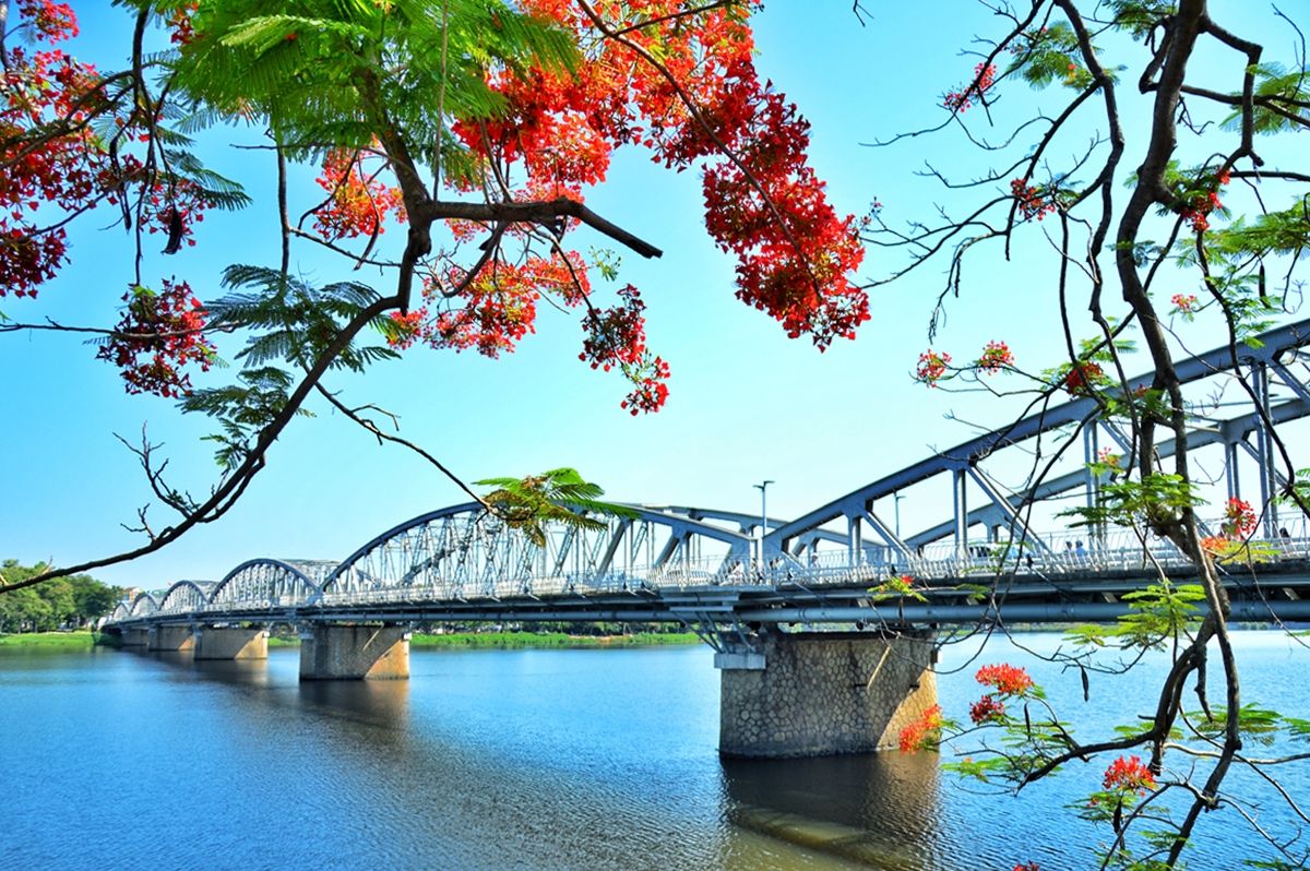 Một buổi chiều bên sông Hương: dạo phố, thưởng bánh và ăn chè Huế