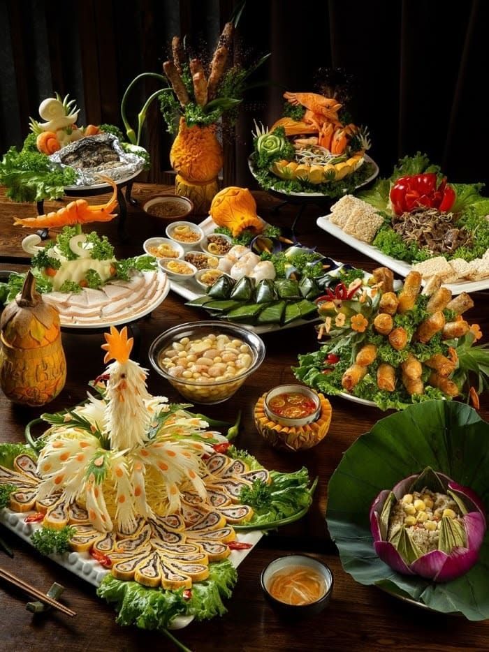 Bánh khoái và nem lụi: thưởng thức cùng rau và nước lèo